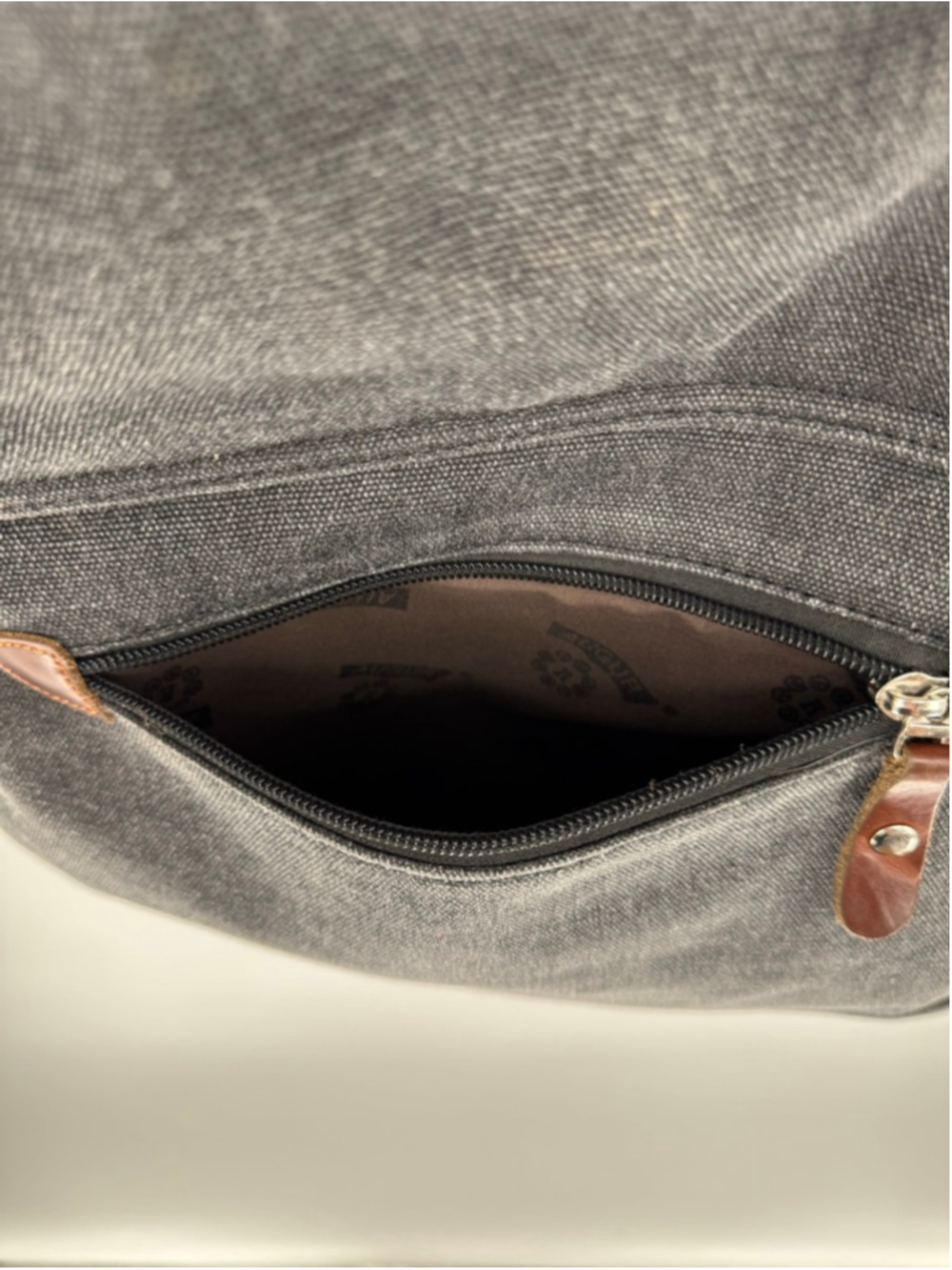 Augur Strauss & Co Gray Messenger Bag One Size with Brown Accents - Picture 9 of 14